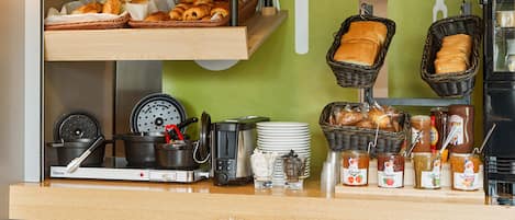 Daily buffet breakfast for a fee