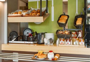 Petit déjeuner buffet servi tous les jours en supplément