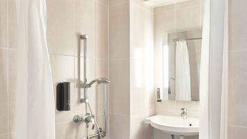 Chambre Double, accessible aux personnes à mobilité réduite, non-fumeurs | Salle de bain | Douche, serviettes fournies