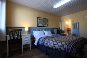 Escritorio, cortinas opacas, wifi gratis y ropa de cama