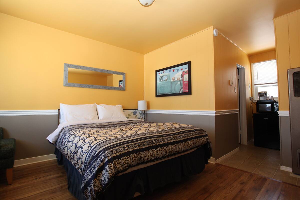 Desk, blackout curtains, free WiFi, bed sheets