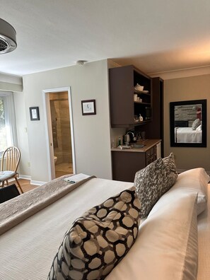 Suite, 1 King Bed, Algonquin | Zimmerausstattung