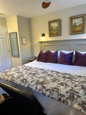Suite, 1 King Bed, Algonquin | 1 bedroom, free WiFi, bed sheets
