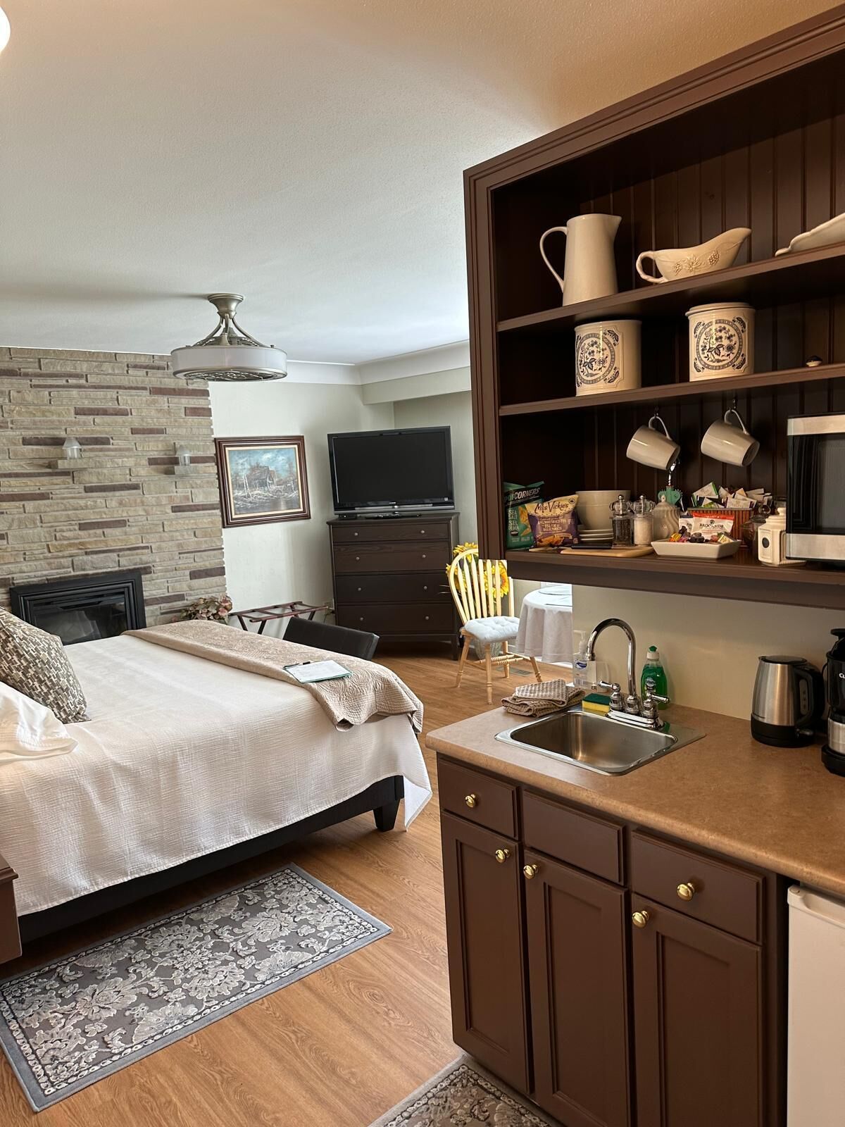 Suite, 1 King Bed, Algonquin | Free WiFi, bed sheets