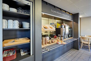 Petit déjeuner buffet servi tous les jours en supplément