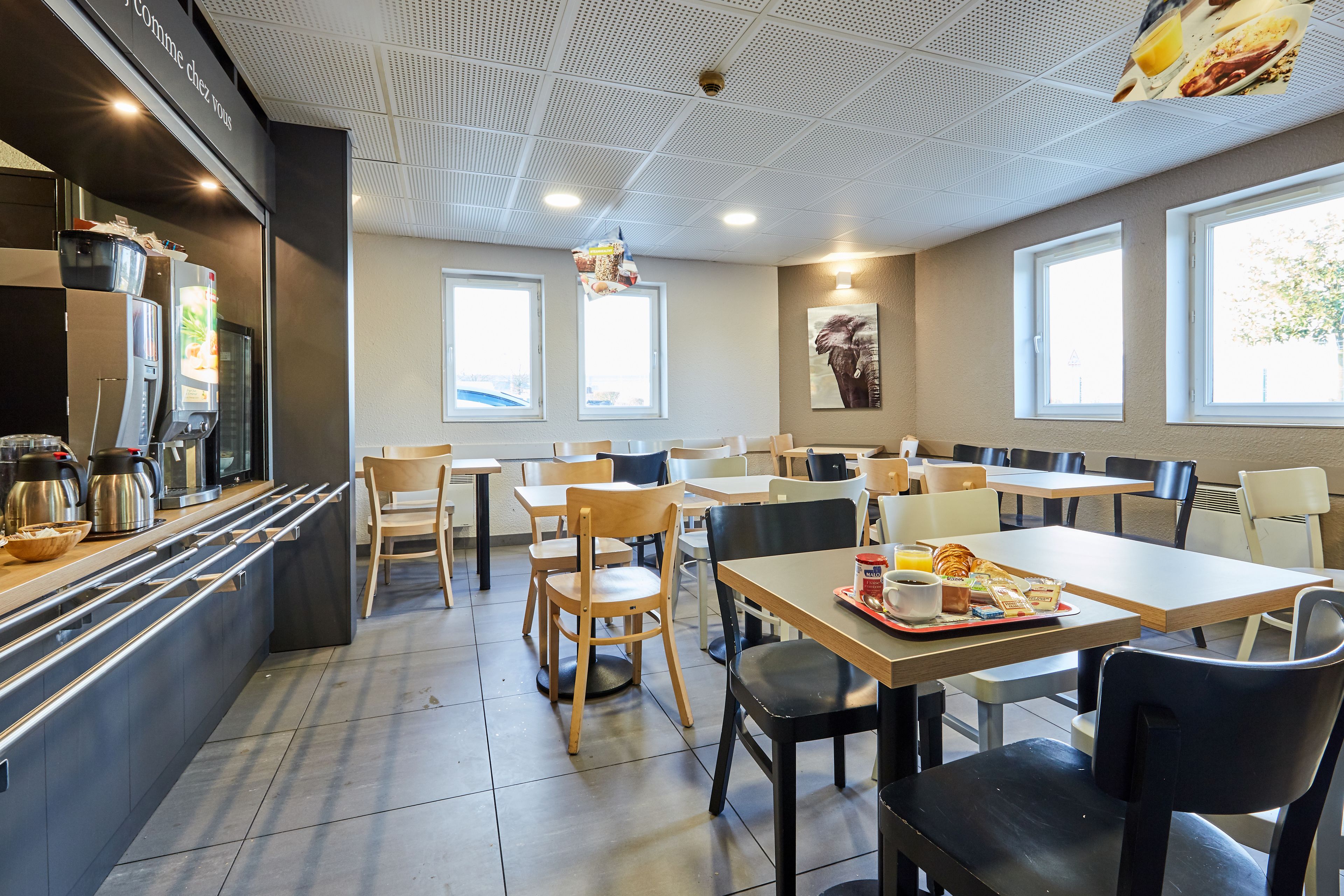 อาหารเช้าแบบบุฟเฟ่ต์ทุกวัน (คิดค่าบริการ)