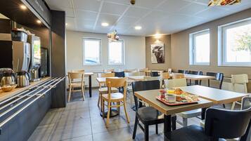 Daily buffet breakfast for a fee