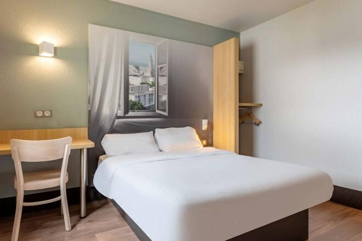 Luxe beddengoed, een bureau, geluiddichte muren, gratis babybedden