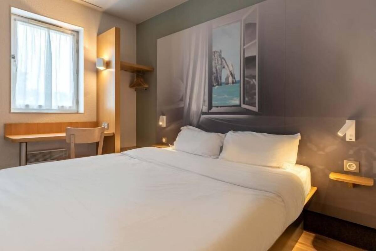 Premium bedding, desk, soundproofing, free cots/infant beds