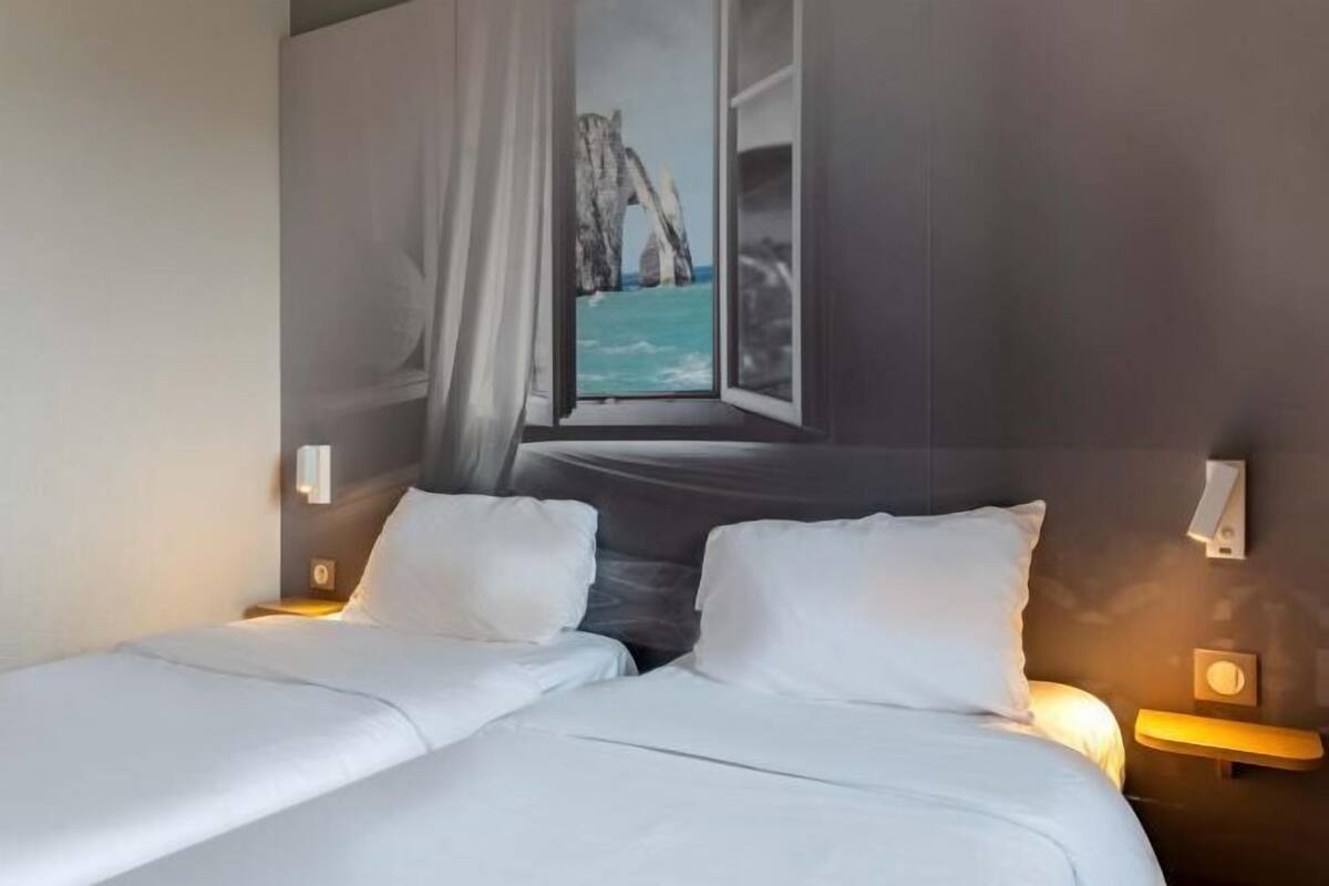 Luxe beddengoed, een bureau, geluiddichte muren, gratis babybedden