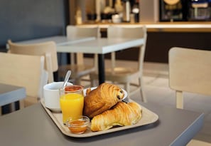 Daily buffet breakfast for a fee - B&B HOTEL Avignon (1) (Le Pontet)