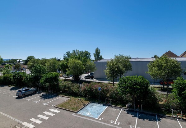 Property grounds - B&B HOTEL Avignon (1) (Le Pontet)