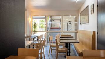 Desayuno buffet todos los dĂas (con cargo)