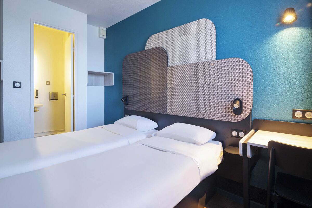 Habitación con 2 camas individuales, para no fumadores | Ropa de cama de alta calidad, escritorio y insonorización