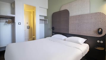 Hochwertige Bettwaren, Schreibtisch, schallisolierte Zimmer