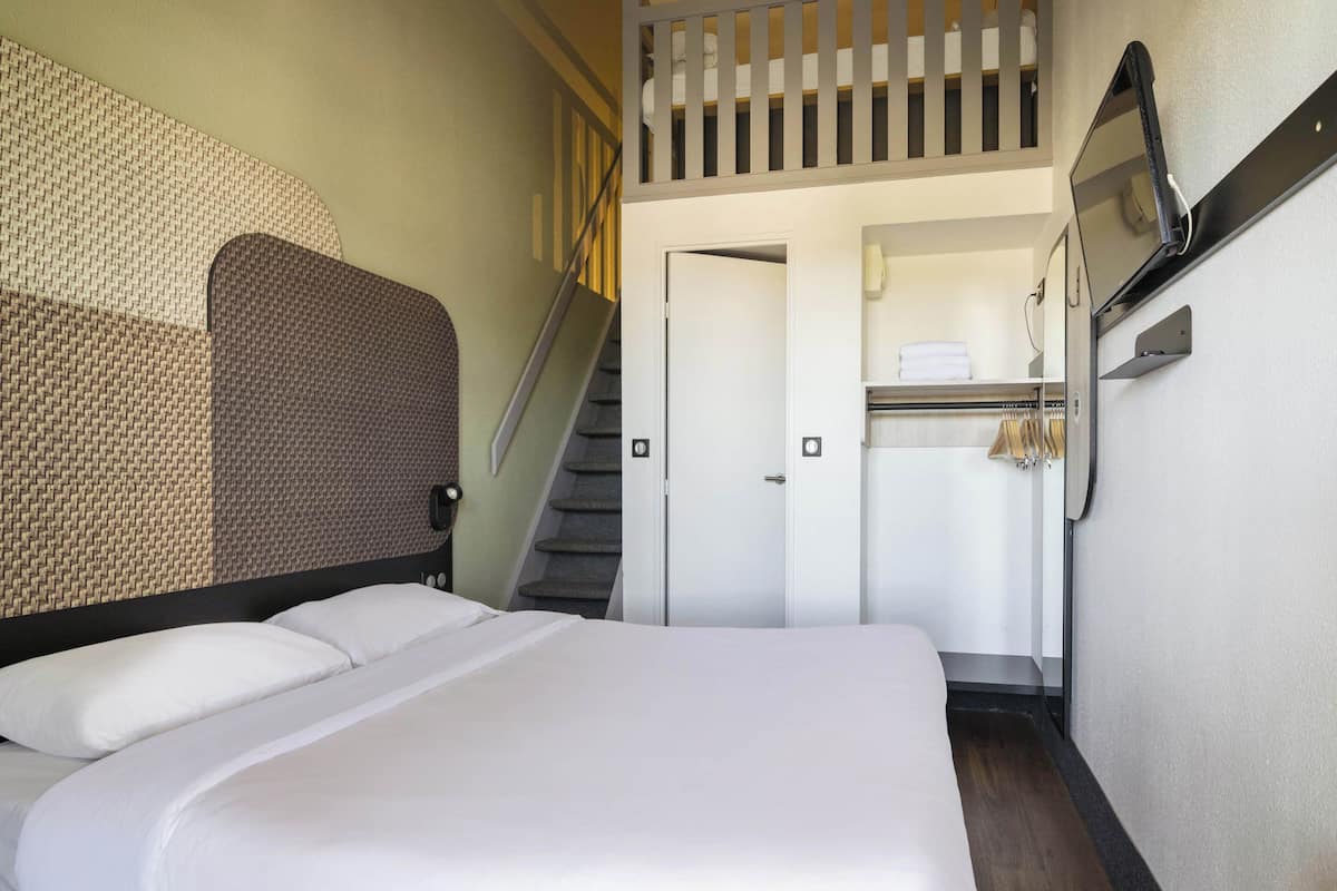 Ropa de cama de alta calidad, escritorio y insonorización