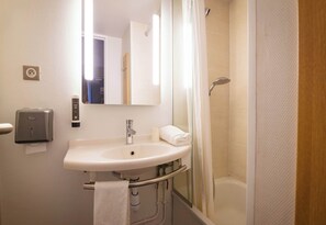 Shower, towels - B&B HOTEL Avignon (1) (Le Pontet)