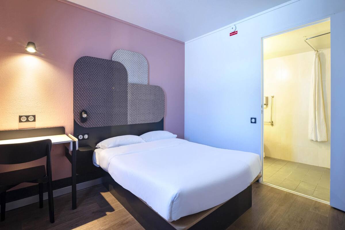 Double Room, Accessible, Non Smoking | Premium bedding, desk, soundproofing, cribs (free)