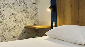 Escriptori, cortines opaques i habitacions insonoritzades