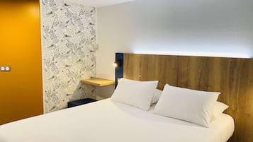 Een bureau, verduisterende gordijnen, geluiddichte muren