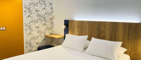 Escritorio, cortinas blackout y sistema de insonorización