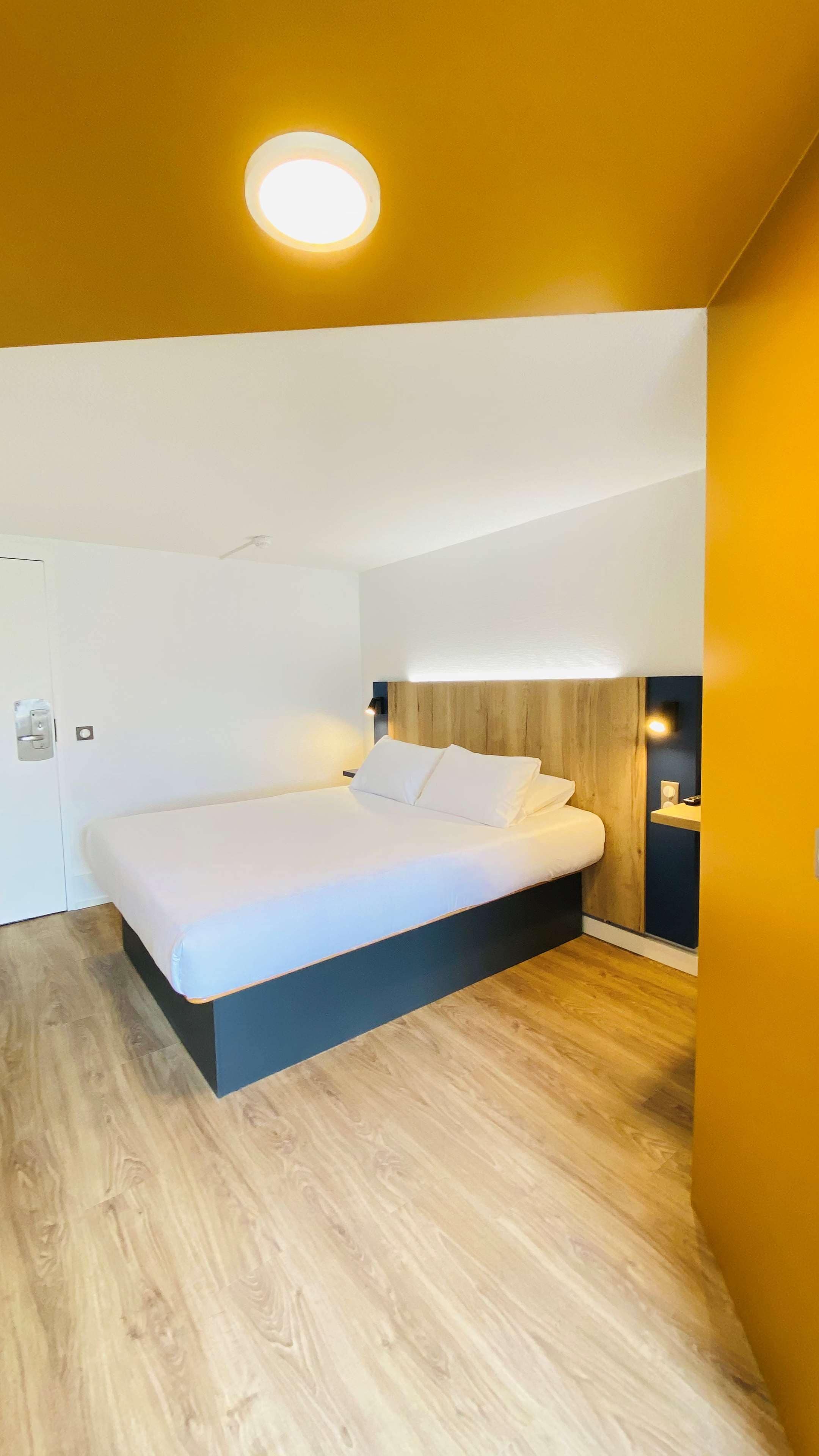 standard room, 1 double bed | desk, blackout curtains, soundproofing, iron/ironing board