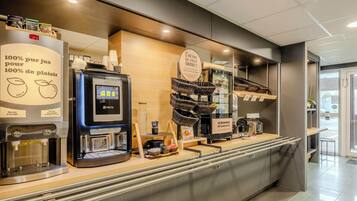 Petit déjeuner buffet servi tous les jours en supplément