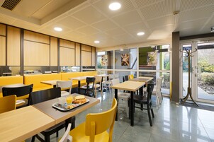 Se ofrece un desayuno bufé todos los días (por un coste adicional)