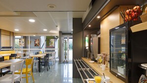 Un espace repas moderne, comprenant des tables et des chaises, un réfrigérateur et un présentoir contenant des produits alimentaires.