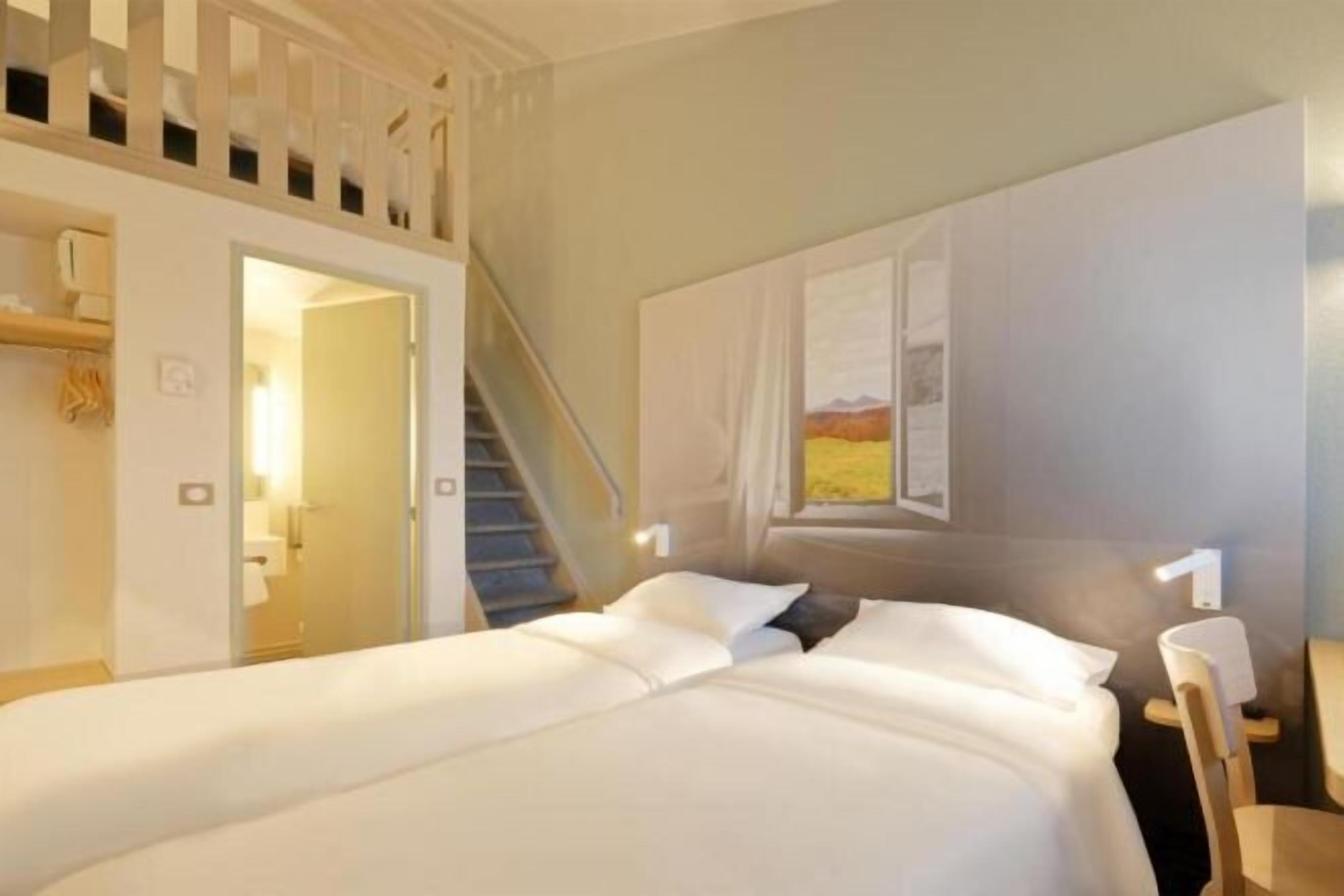 Premium bedding, desk, soundproofing, free WiFi