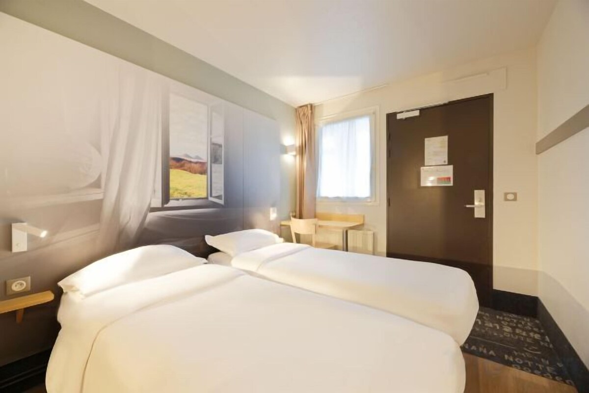 Premium bedding, desk, soundproofing, free WiFi