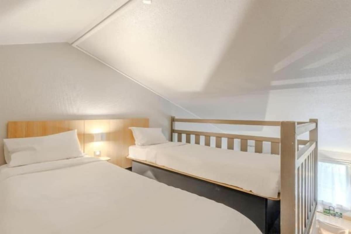 Premium bedding, desk, soundproofing, free WiFi