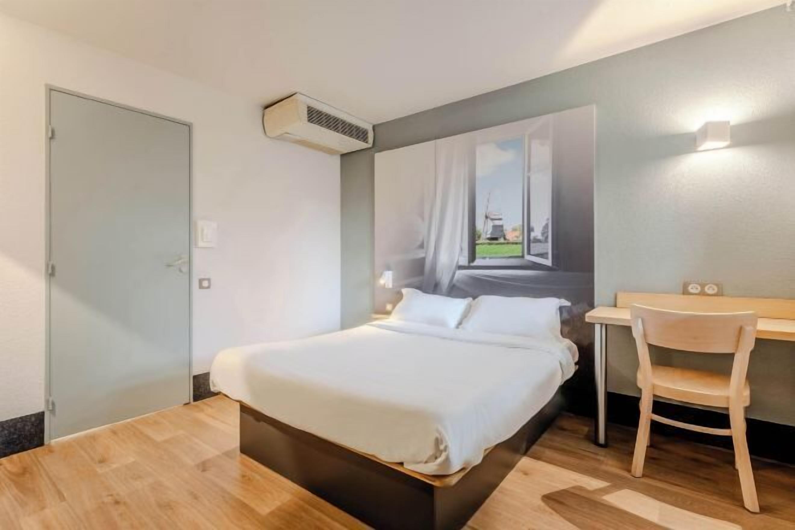 Premium bedding, desk, soundproofing, free WiFi