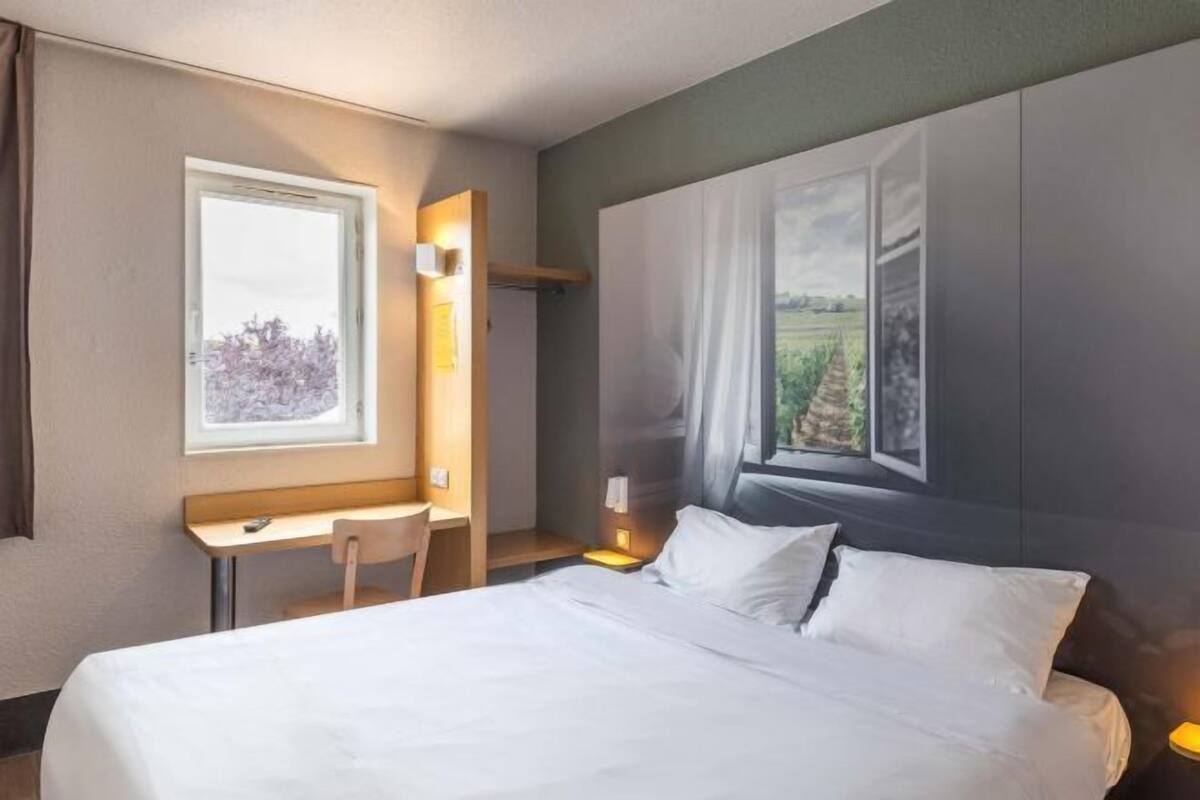 Premium bedding, desk, soundproofing, WiFi (free)