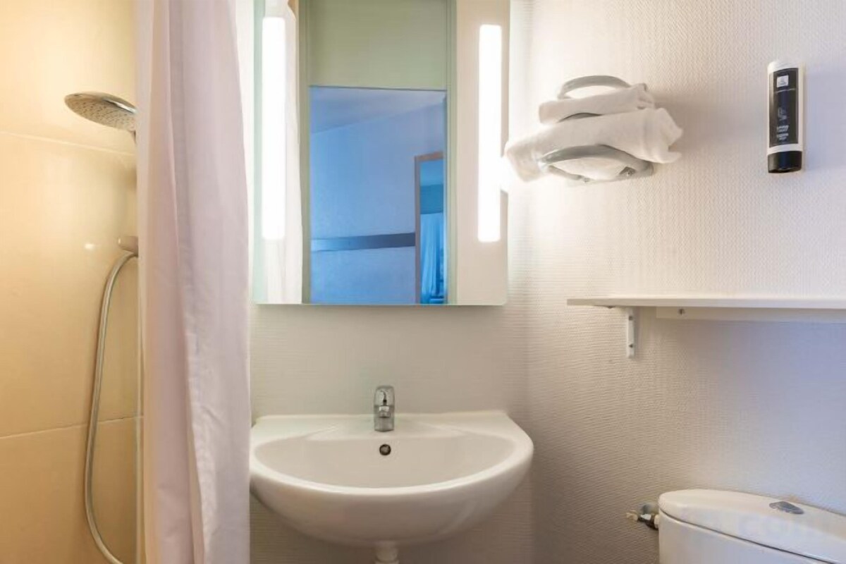 Shower, free toiletries, hair dryer (on request), towels