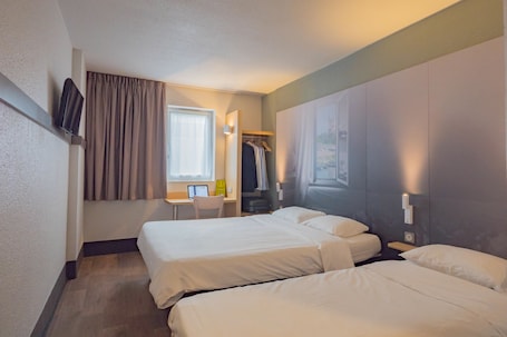 Triple Room, Non Smoking | Premium bedding, desk, soundproofing, free WiFi