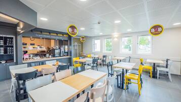 Bữa sáng buffet hàng ngày với phụ phí nhỏ