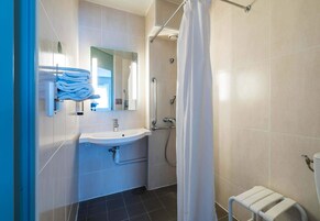 Double Room, Accessible, Non Smoking | Bathroom | Shower, free toiletries, hair dryer, towels