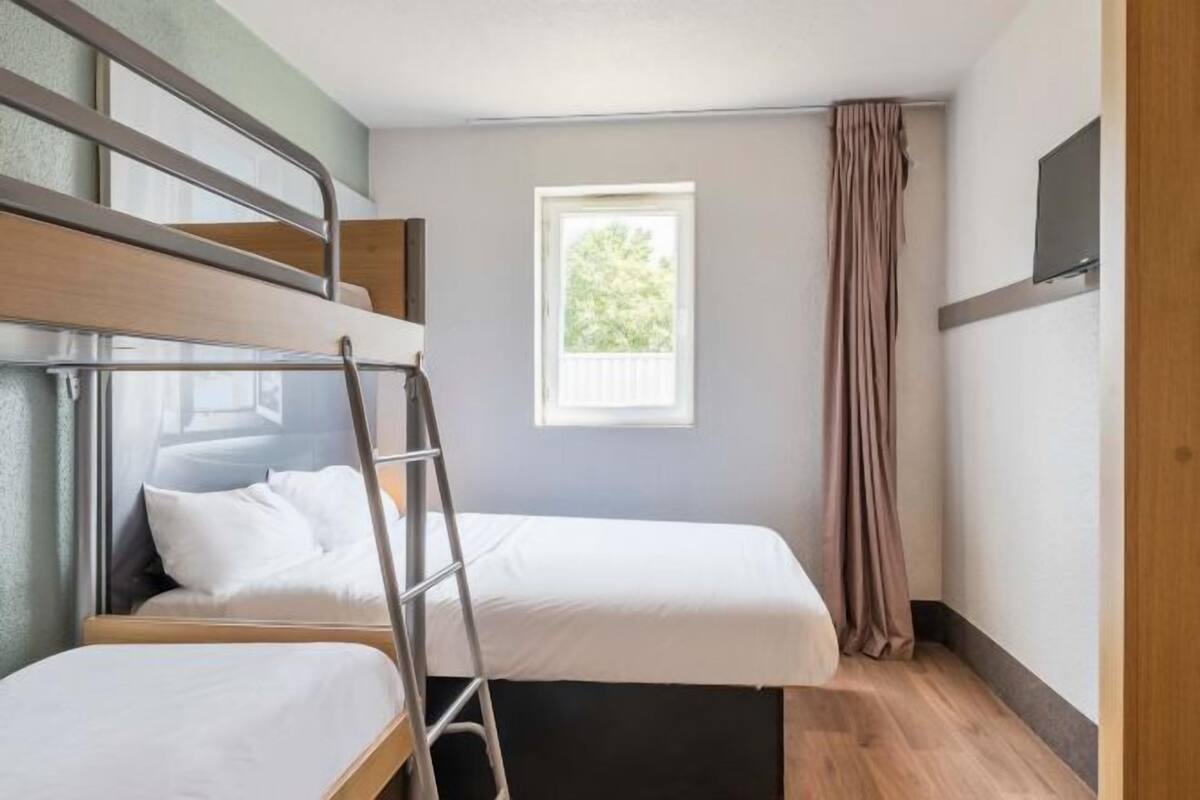 Premium bedding, desk, soundproofing, WiFi (free)