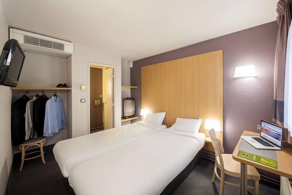 Ropa de cama de alta calidad, escritorio, insonorización y wifi gratis
