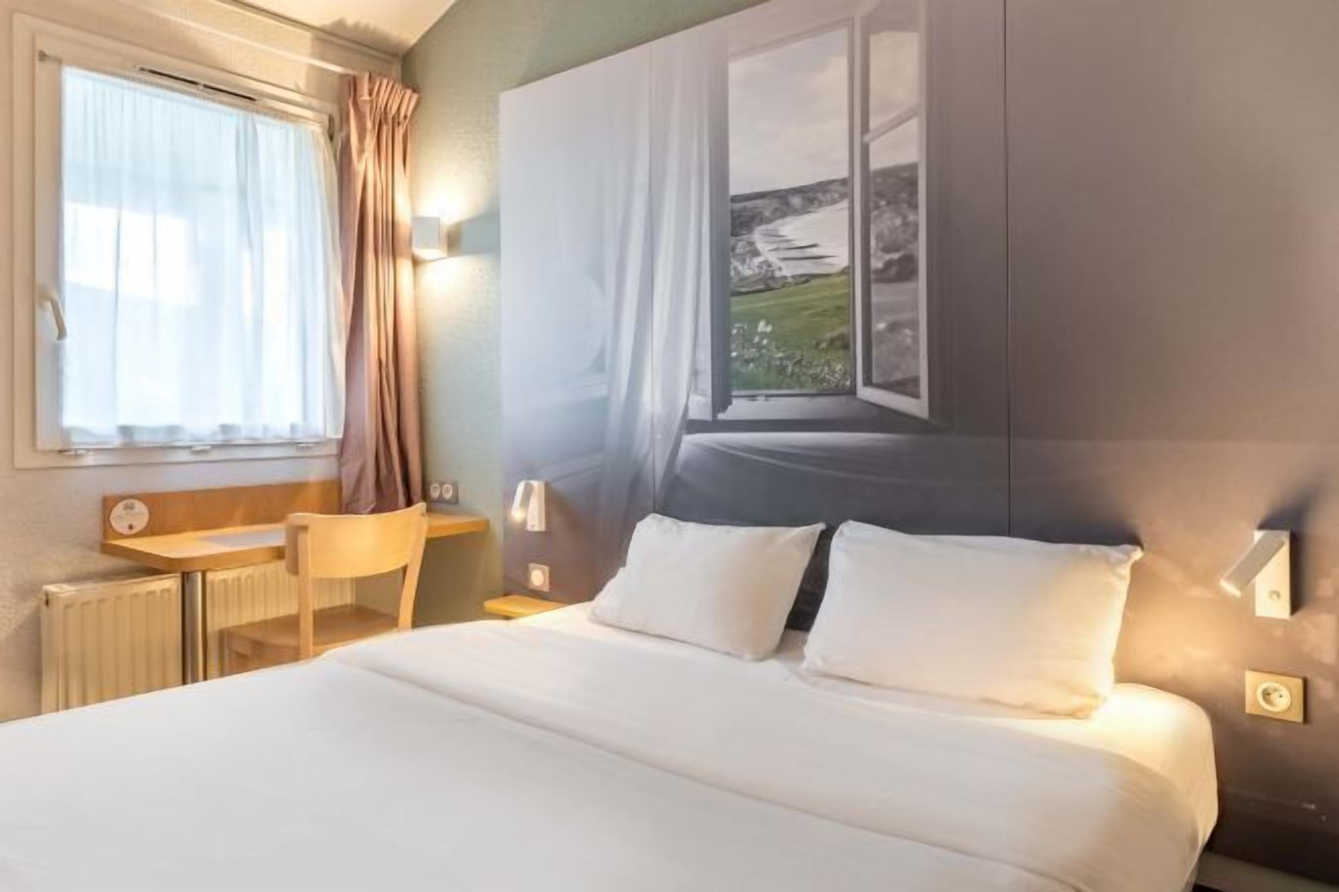 Hochwertige Bettwaren, Schreibtisch, schallisolierte Zimmer