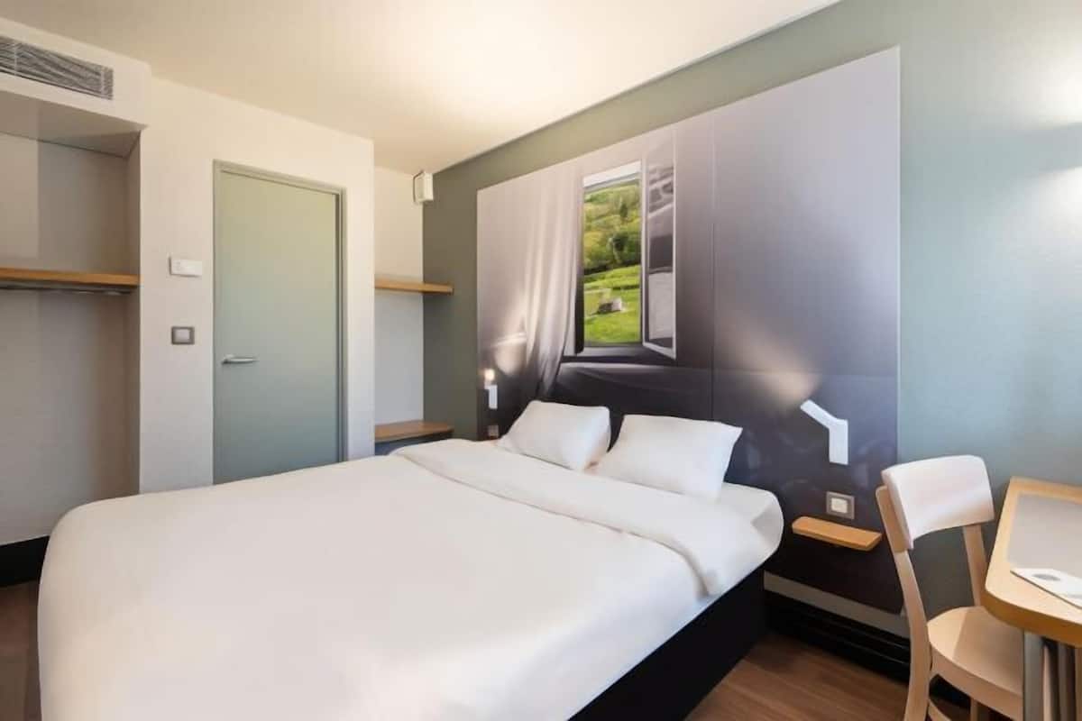 Ropa de cama de alta calidad, escritorio, insonorización y wifi gratis