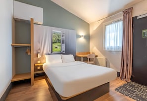 Chambre Double, accessible aux personnes à mobilité réduite, non-fumeurs | Literie de qualité supérieure, bureau, chambres insonorisées