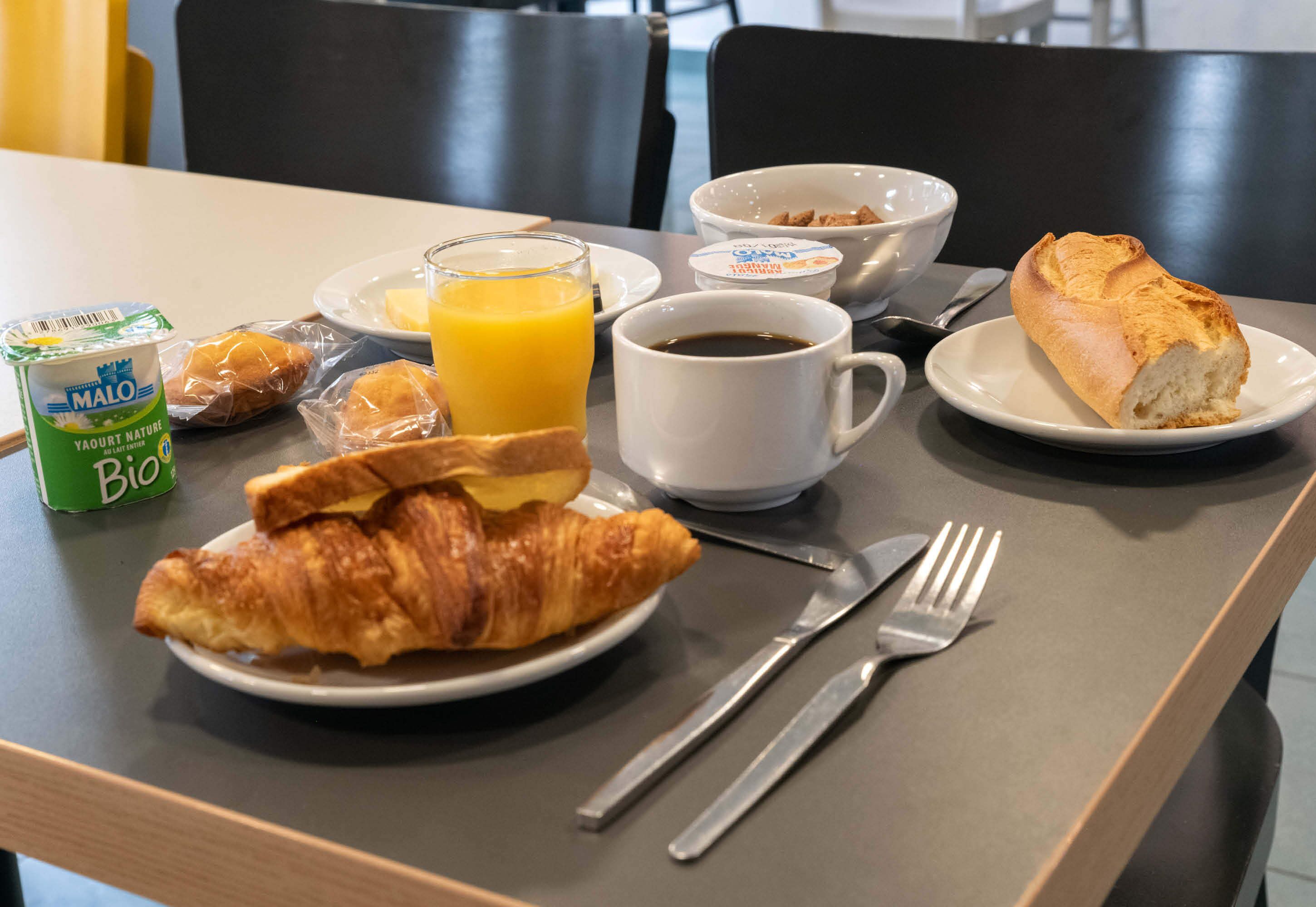 Petit déjeuner buffet servi tous les jours en supplément