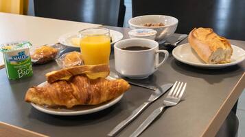 Petit déjeuner buffet servi tous les jours en supplément