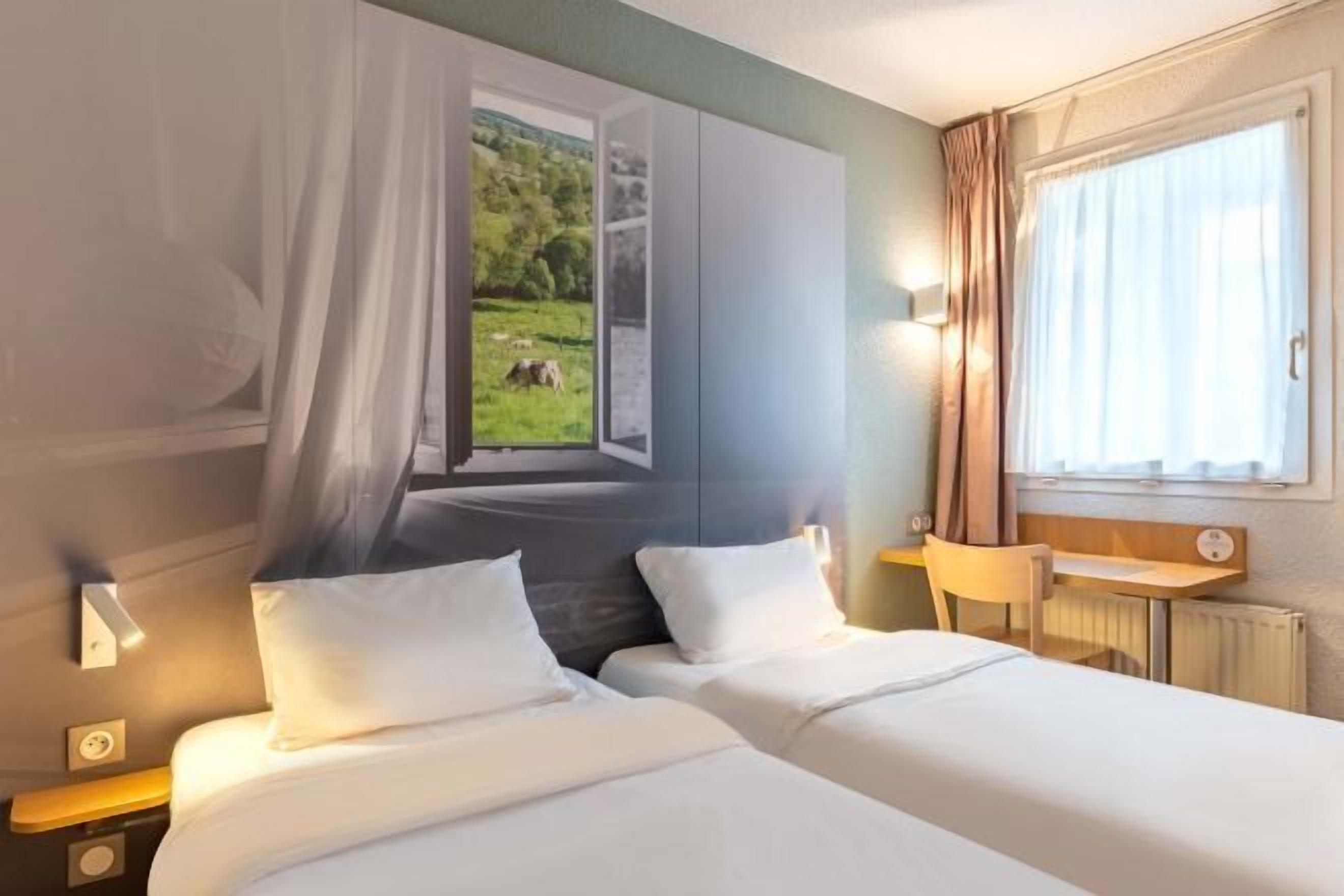 Hochwertige Bettwaren, Schreibtisch, schallisolierte Zimmer