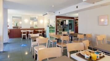 Petit déjeuner buffet servi tous les jours en supplément