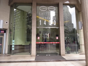L’entrée du Gran Santiago Edificio, situé au 14, rue Huerfanos, se distingue par ses portes en verre et une barrière rouge bien visible.