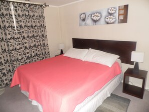 1 habitación, cubrecamas y caja de seguridad en la habitación 