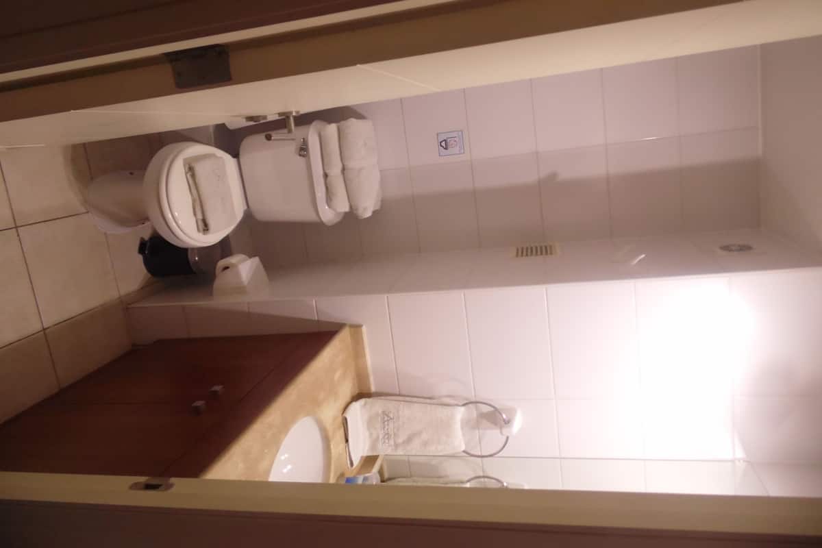 Ensemble douche/baignoire, articles de toilette de luxe, sèche-cheveux